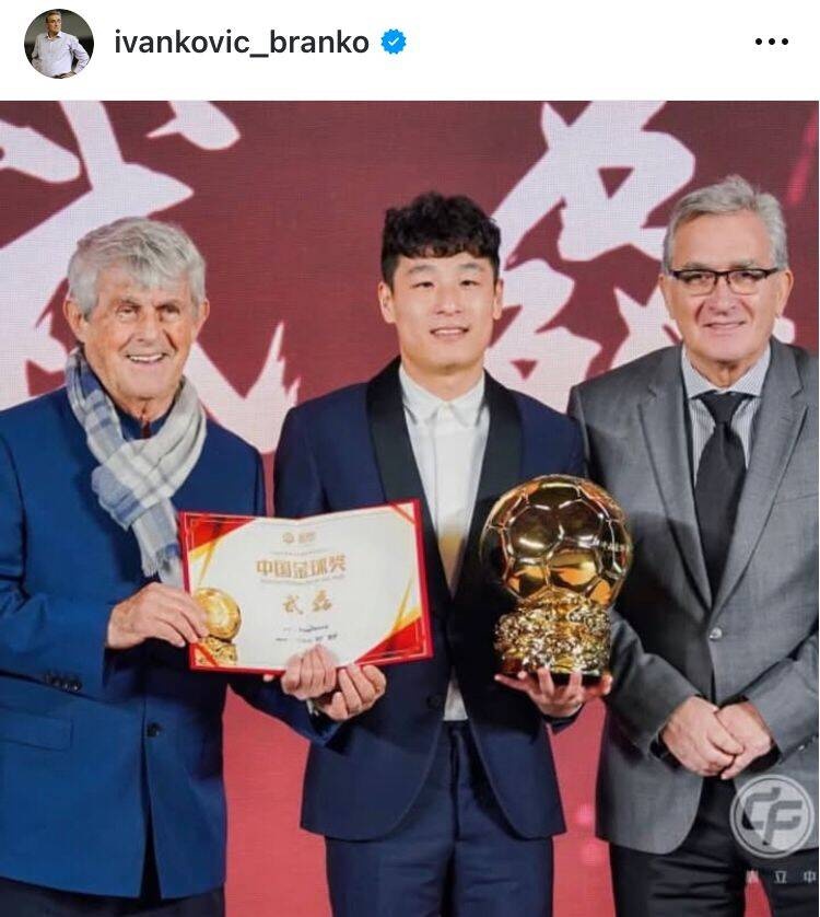  出席中國金球獎頒獎儀式，伊萬曬與武磊、米盧同框照片