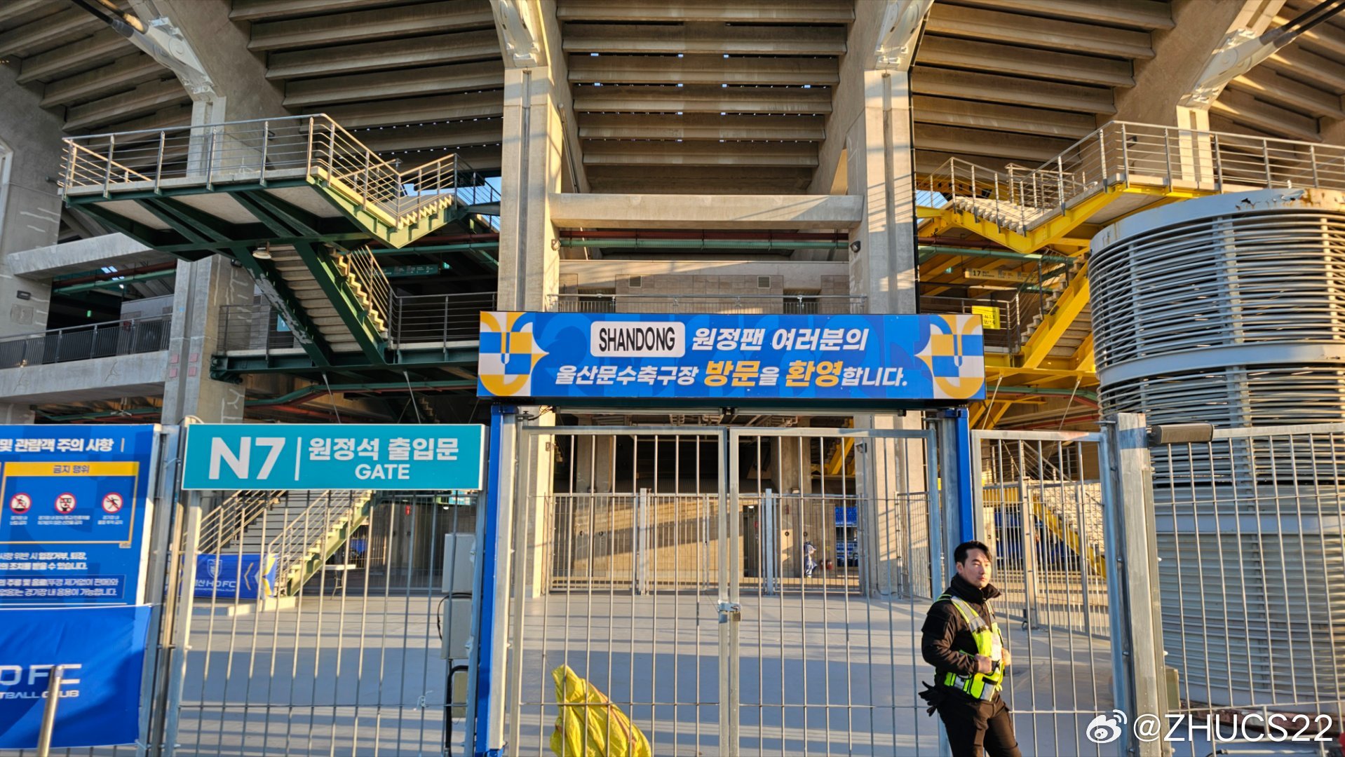  博主：蔚山現(xiàn)場工作人員、轉(zhuǎn)播車、安保在準(zhǔn)備撤場，場外一片安靜