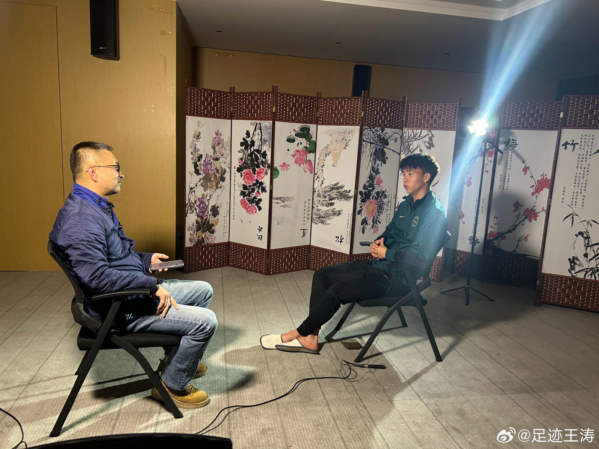  記者：王鈺棟視韋世豪為偶像&想加他微信，現(xiàn)進(jìn)了國足不知加到?jīng)]