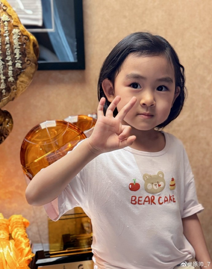  三分大賽三冠王！原帥曬三冠獎杯：完成了女兒給安排的任務(wù)！