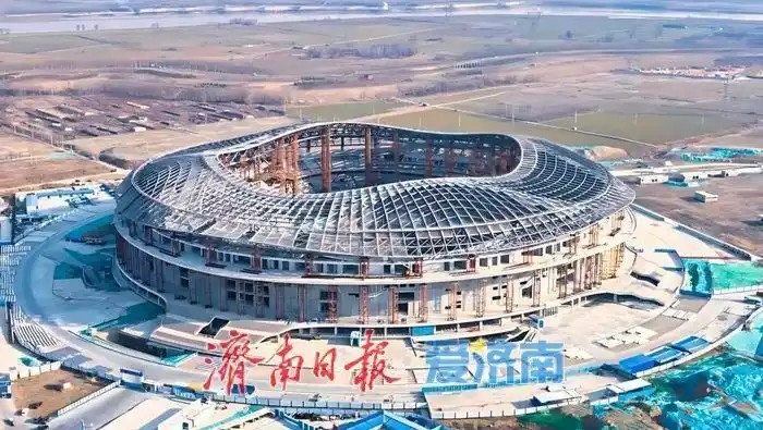  魯媒：戴上1.6萬噸“鋼鐵巨冠”，黃河體育中心球場(chǎng)完成屋蓋施工