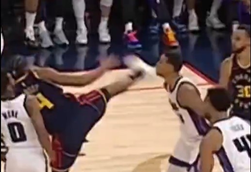  抬腳過高踢到了對手下巴！NBA官方：穆迪這一動作被判1級惡犯