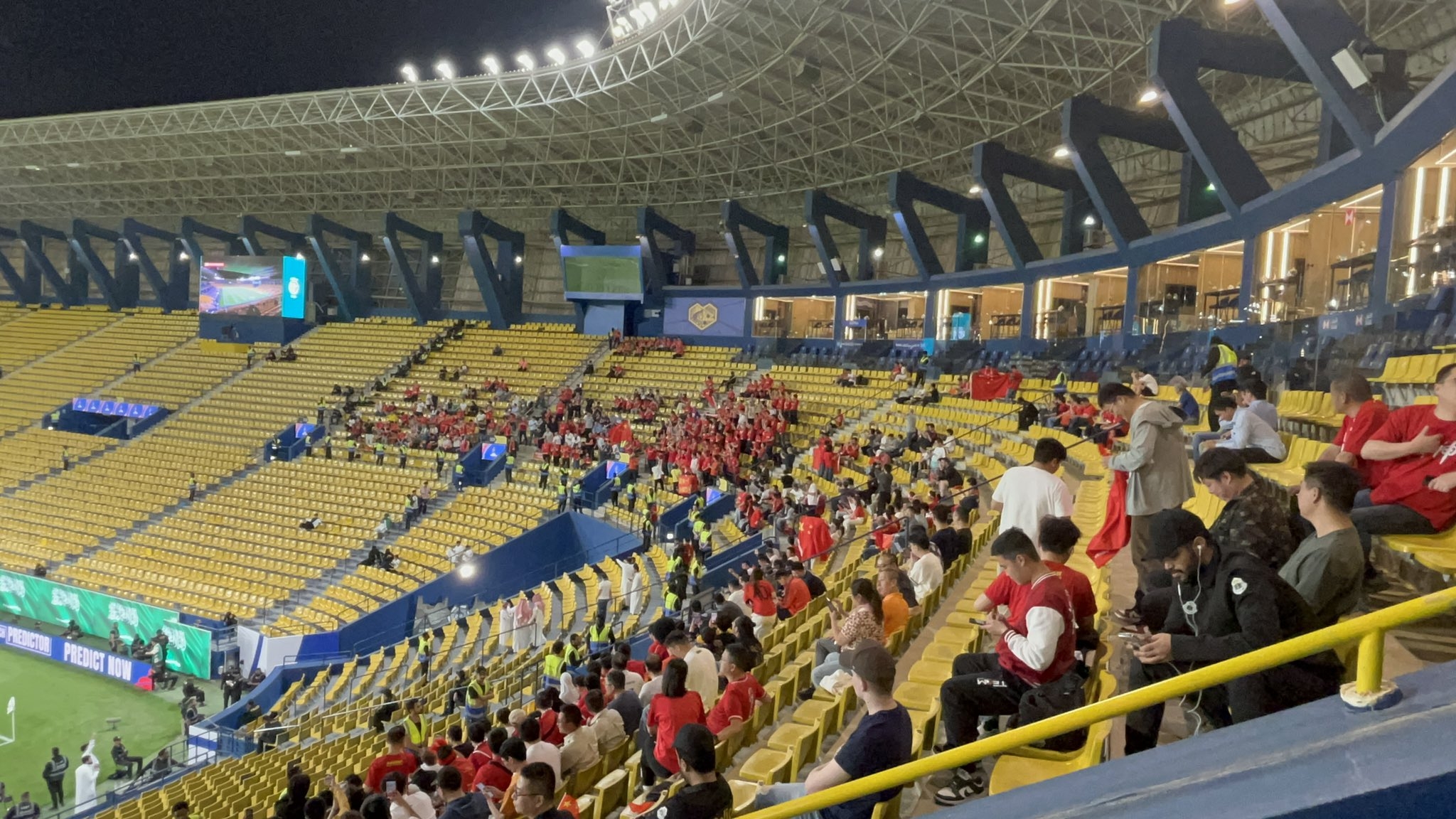  球票已售罄！中國球迷已經(jīng)入場，坐在球場上層沙特球迷區(qū)上方