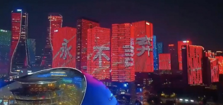  主場(chǎng)氛圍拉滿！杭州全城掀起“中國(guó)紅”燈光秀，為國(guó)足助威
