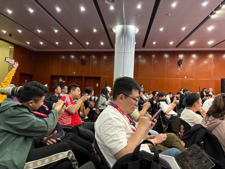  萬眾矚目！記者擠滿國足賽前新聞發(fā)布廳，賽場記者預計超300人