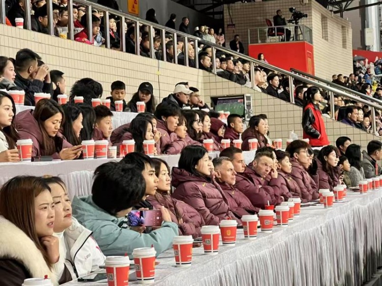  北青體育：中國女足現(xiàn)身中甲賽場，觀看重慶銅梁龍vs遼寧鐵人