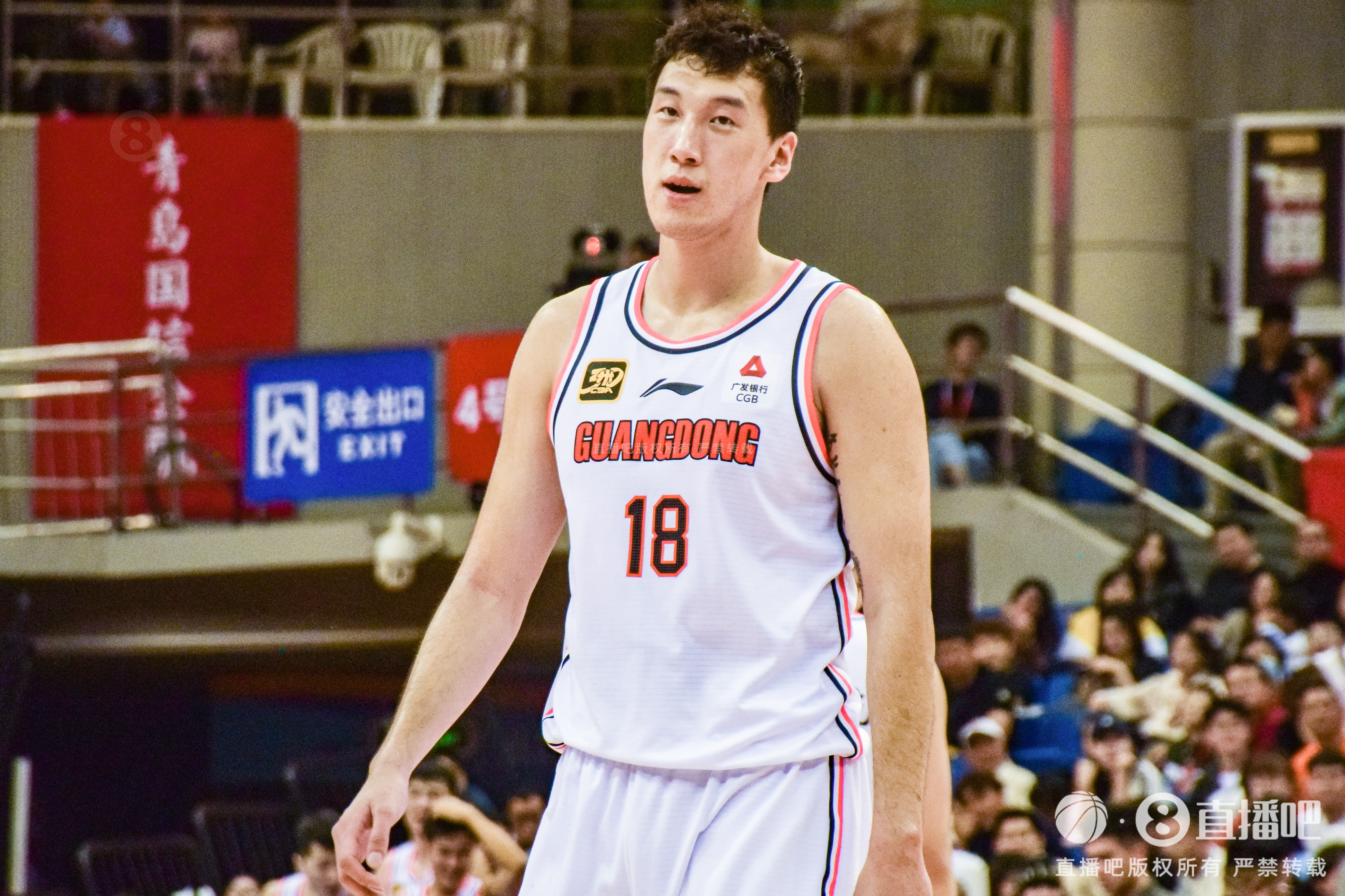  神射手！杜潤旺上半場三分5中4得到12分1板1助1斷
