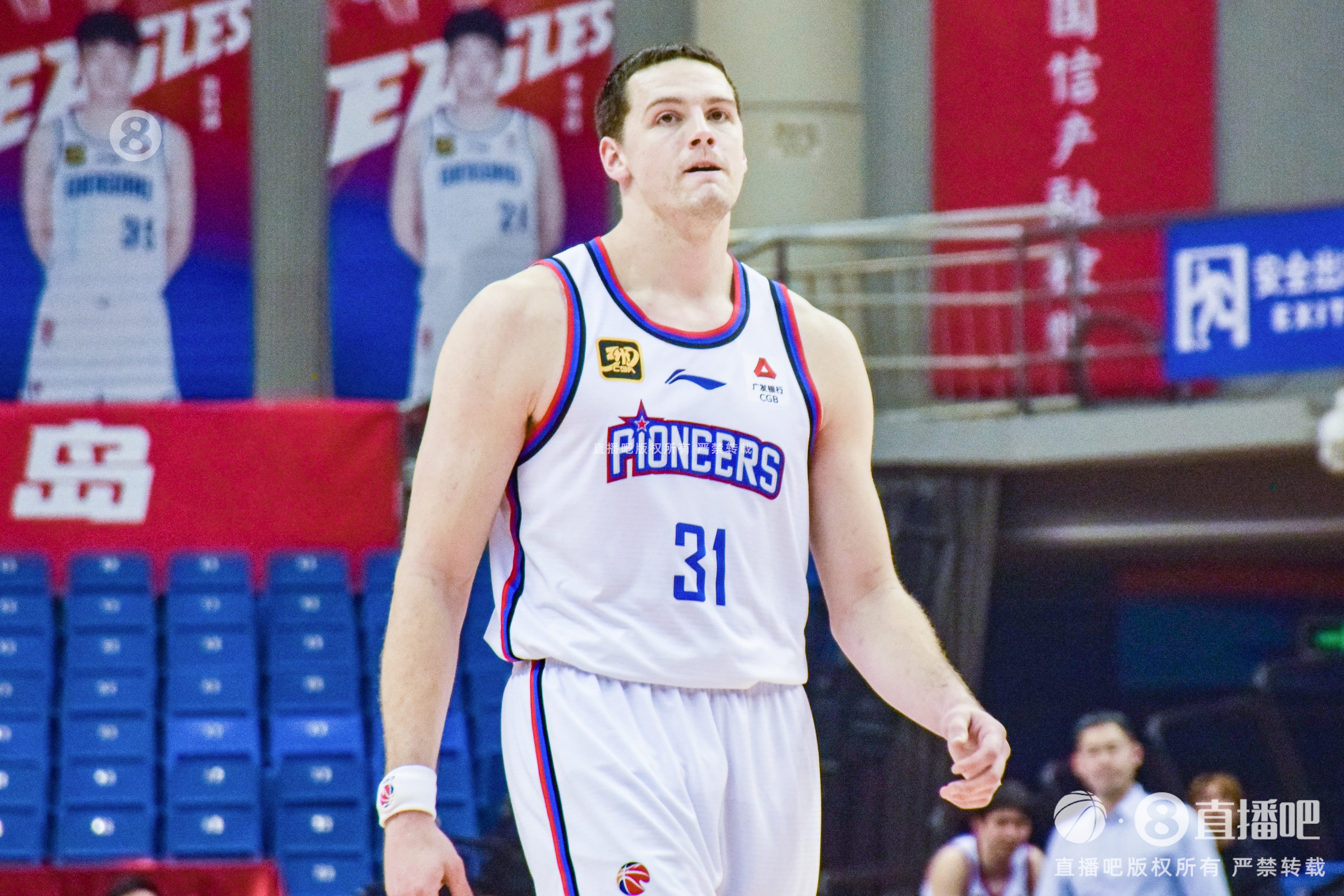  手感來遲了！大衛(wèi)-詹姆斯19中7&三分10中4拿到18分15籃板